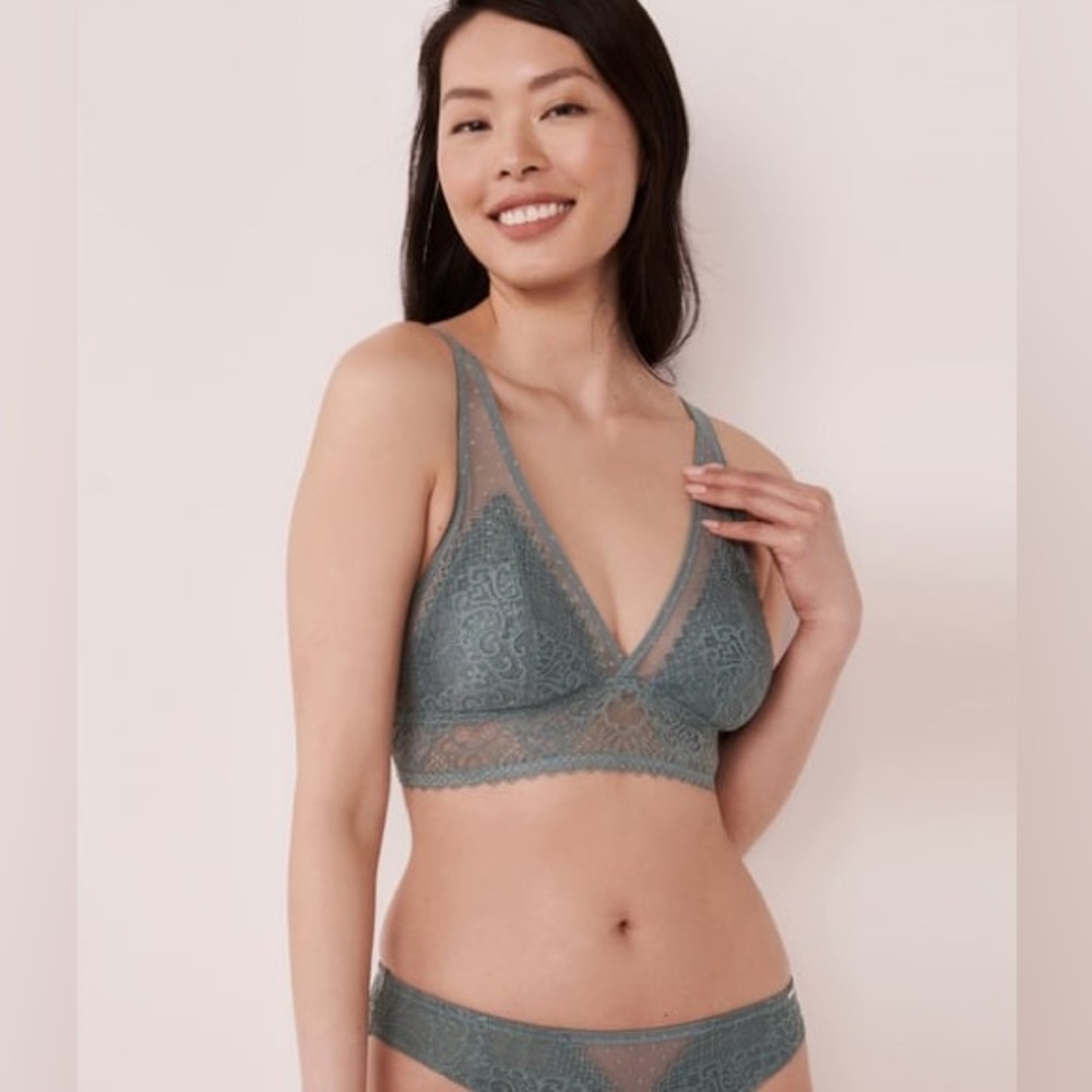 La Vie En Rose NWOT Lace Patterned/Non Wired Bra with Removable Foam Cups